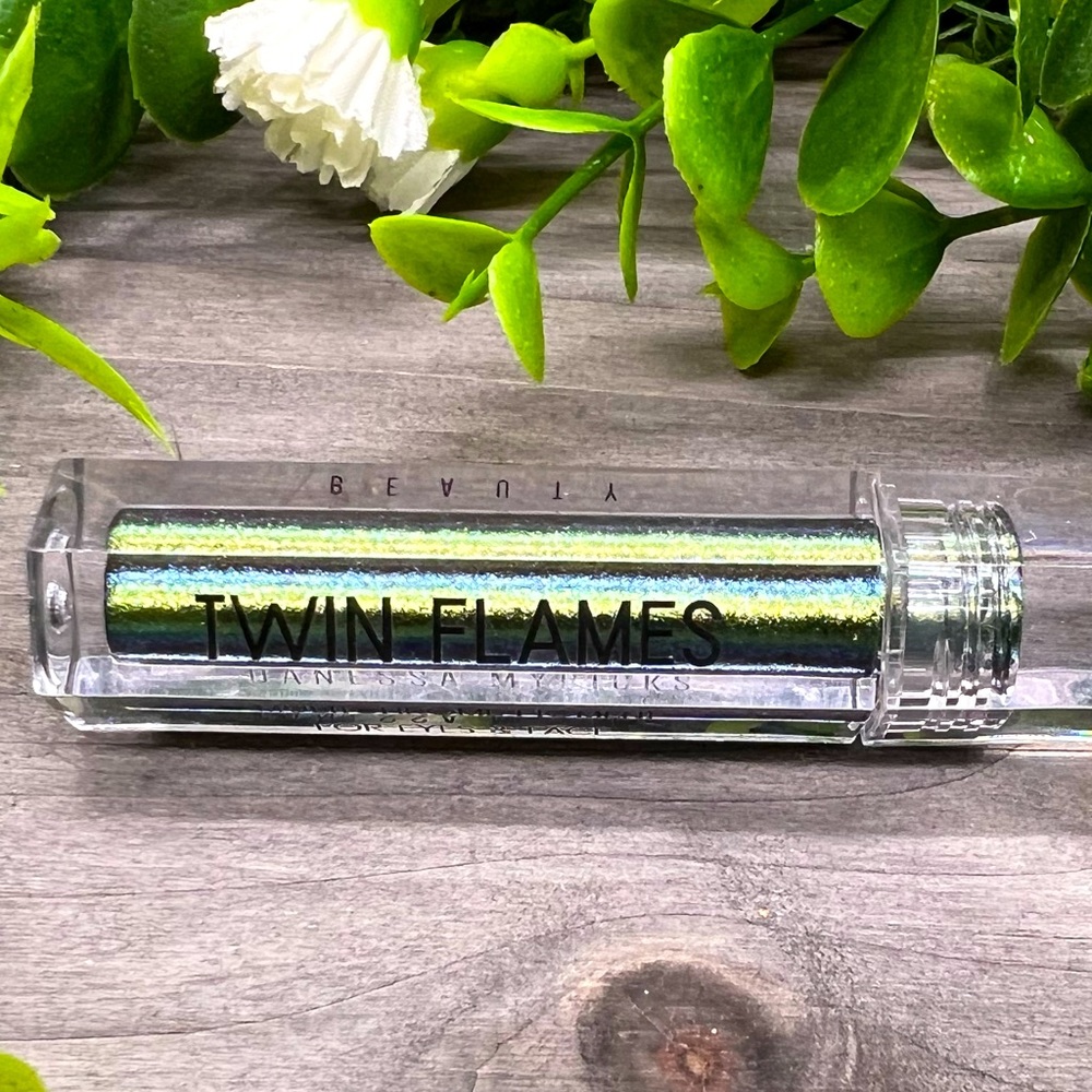 Danessa Myricks beauty  Twin Flames - Serpentine